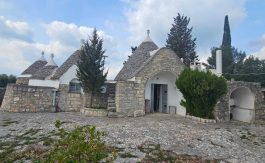 VENDITA COMPLESSO DI TRULLI VIA GROTTA DELLA STINGE CRISPIANO